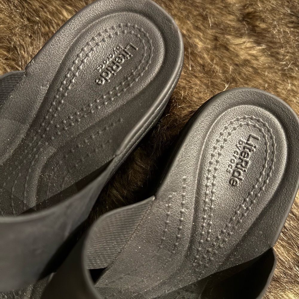 Croc’s Literide Platform Sandals - Picture 2 of 3